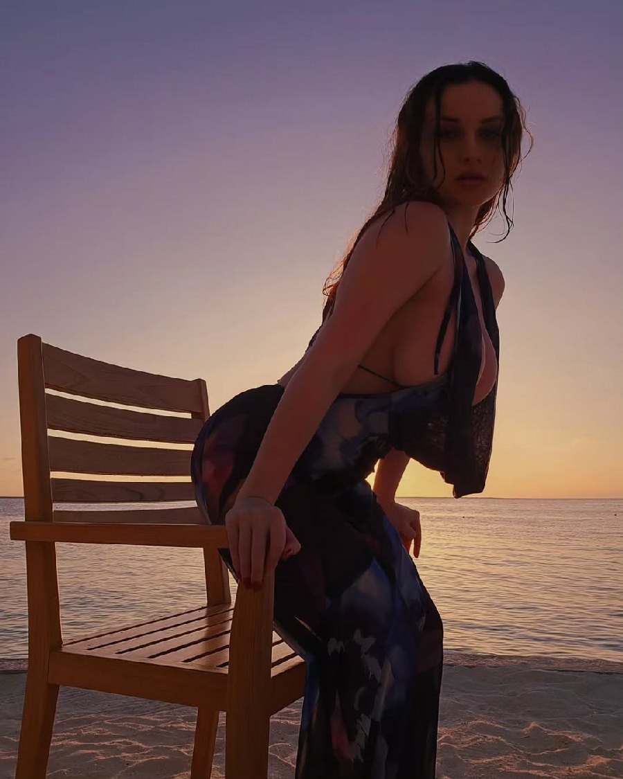 Sexy girl Miranda Faith nude in Rome