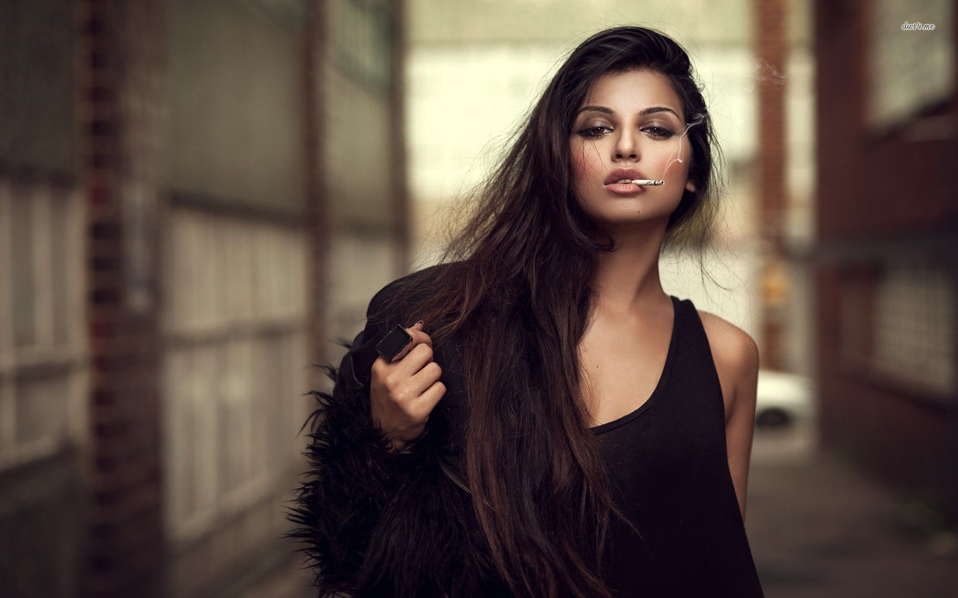 A playful frame from Sassy girls — online in Rome