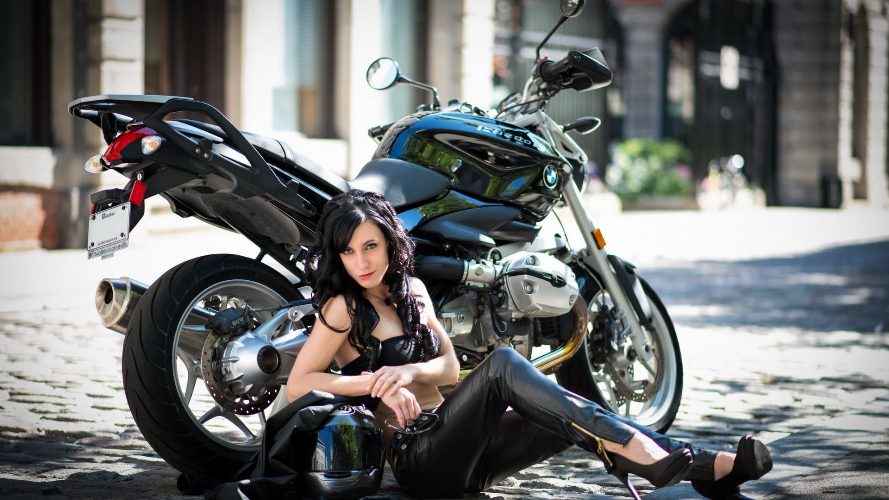 Fresh photos, fresh mood — European women on bikes online in Rome