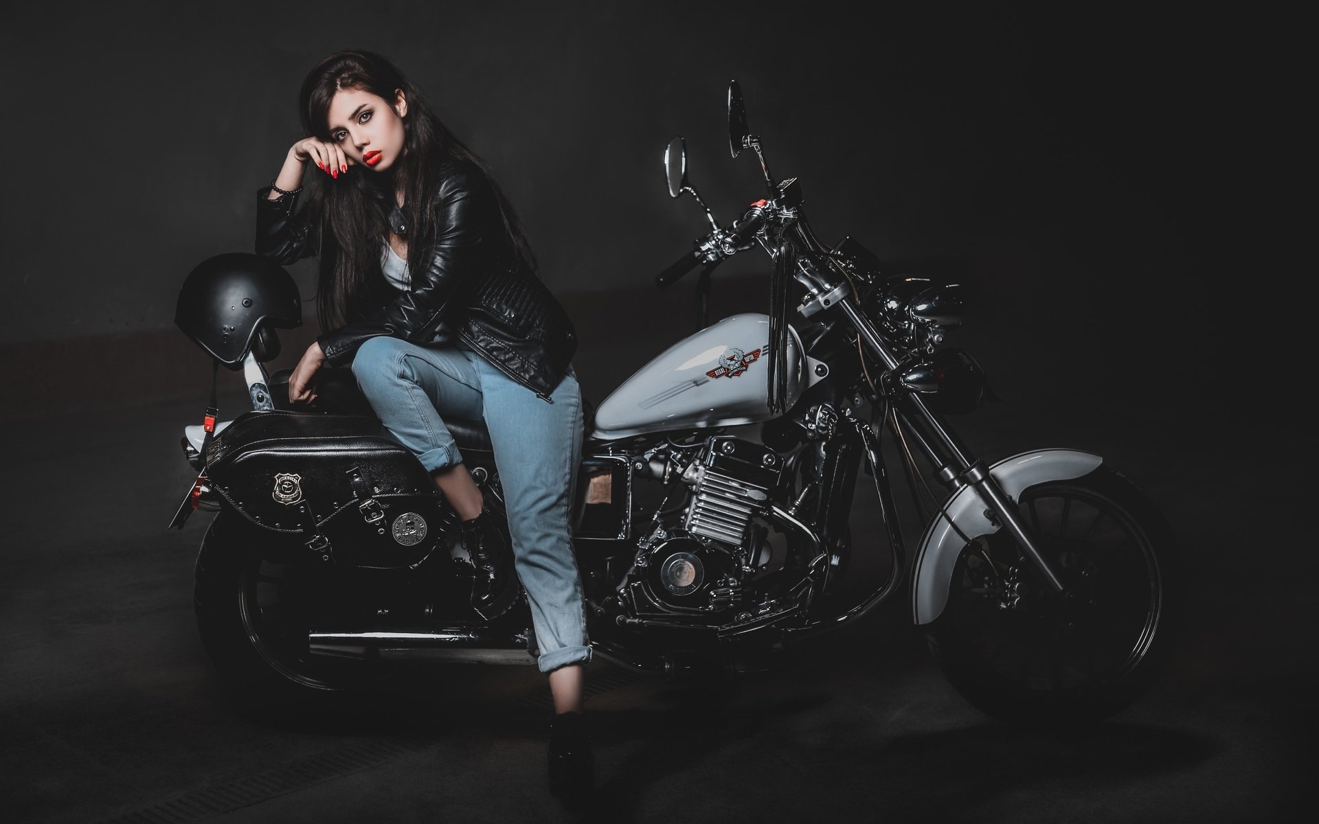 Biker girls: style and drive brings the glow — live moments in Rome