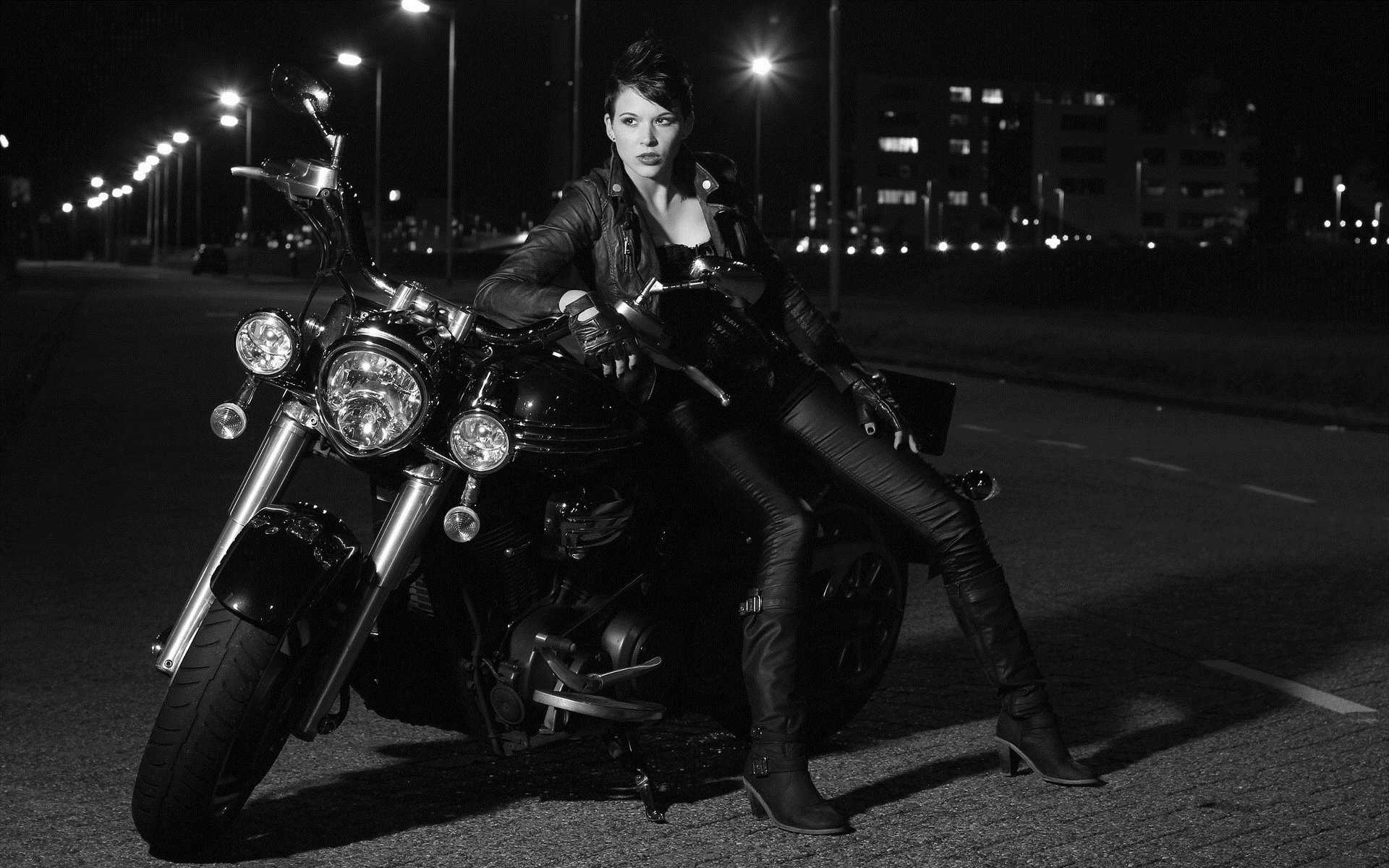 Photo Beautiful girls and motorcycles in Rome