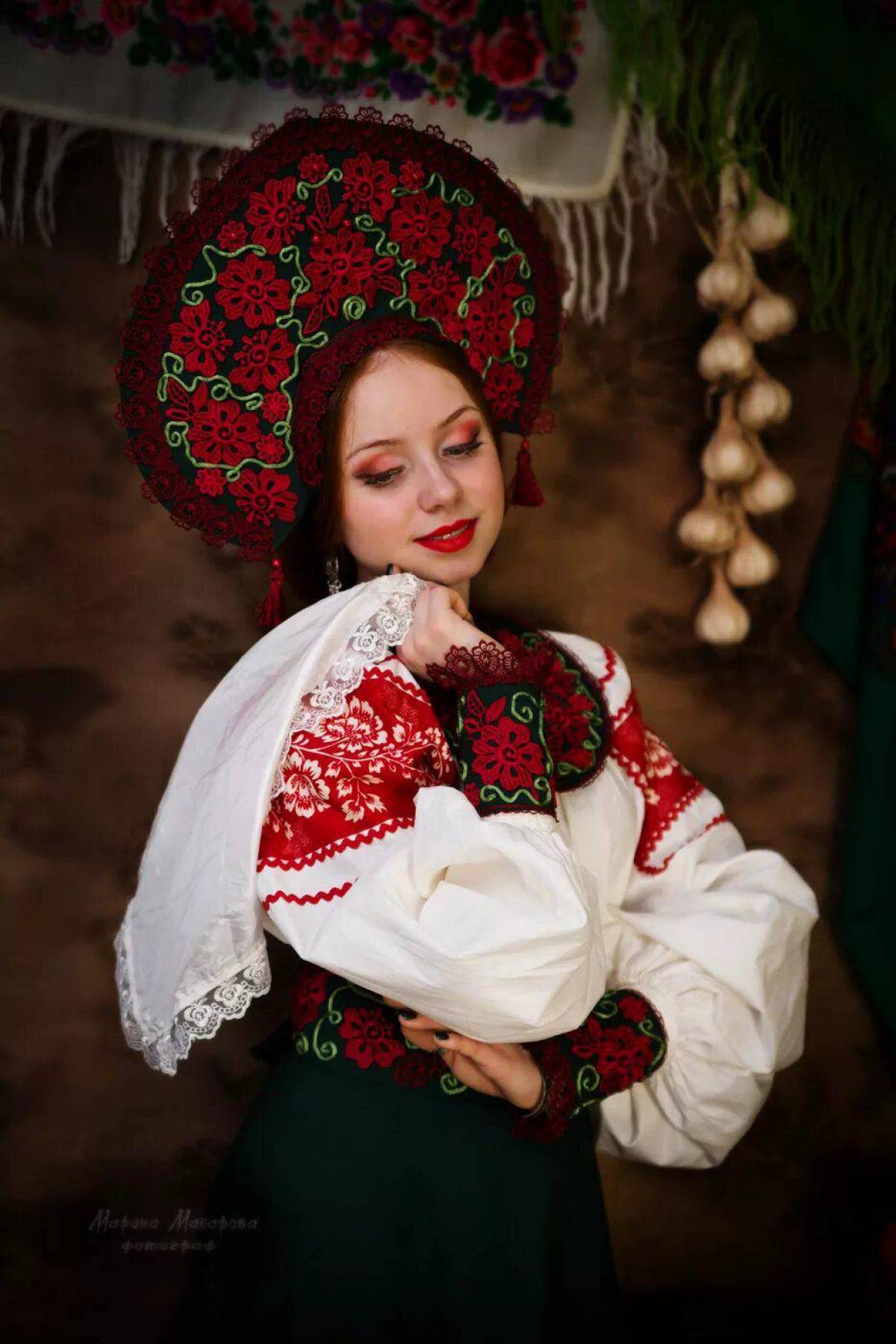 Take a pause and enjoy Women in Slavic costumes — streaming from Rome