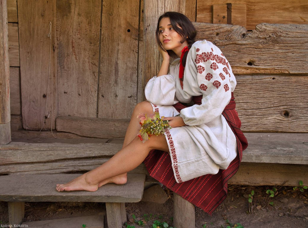 Fresh photos, fresh mood — Women in Slavic costumes online in Rome